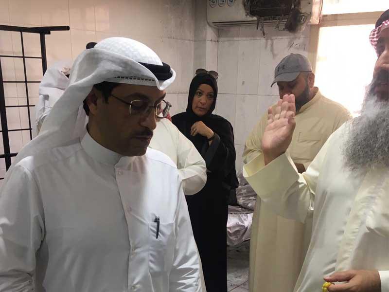 مسؤولو الشؤون خلال تفقد آثار الحريق