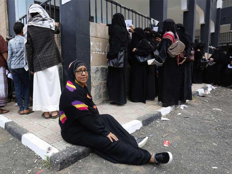يمنيون بانتظار الحصول على معونات غذائية في صنعاء أمس الأول (إي بي أيه)