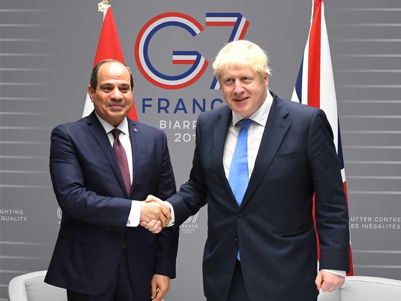 السيسي وجونسون على هامش قمة G7 أمس في بياريتس (اي بي ايه)