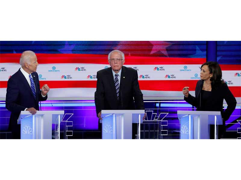 نائب الرئيس السابق جو بايدن والسناتور كامالا هاريس يناقشان القضايا العنصرية في الوقت الذي يستمع فيه السيناتور بيرني ساندرز- صورة ارشيفية