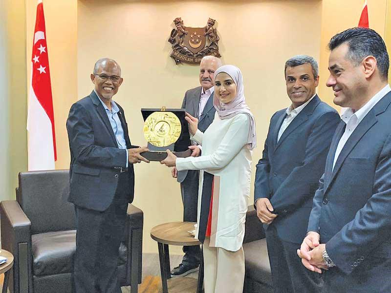 العقيل والفاضل خلال زيارتهما إلى سنغافورة