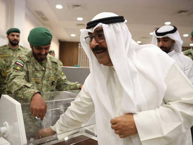 مشعل الأحمد خلال إجراء القرعة