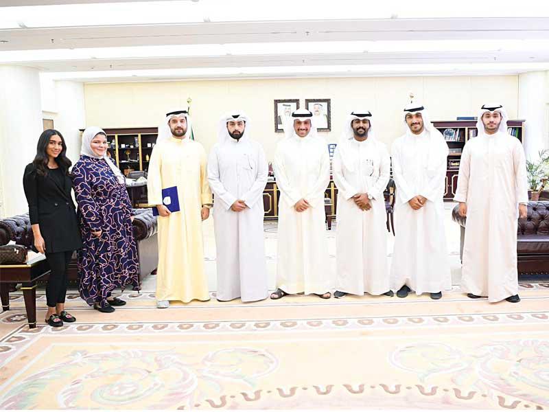 الغانم يتوسط اعضاء اتحاد بريطانيا