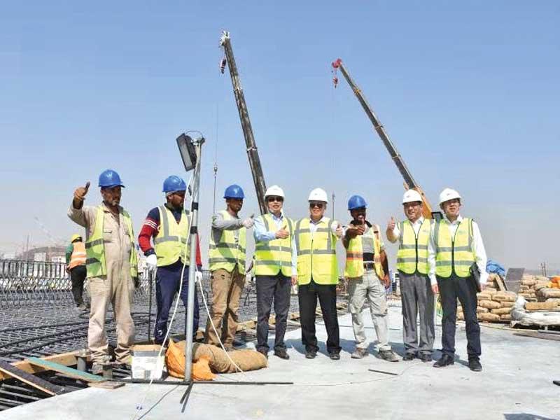 السفير الصيني خلال زيارته للمشروع