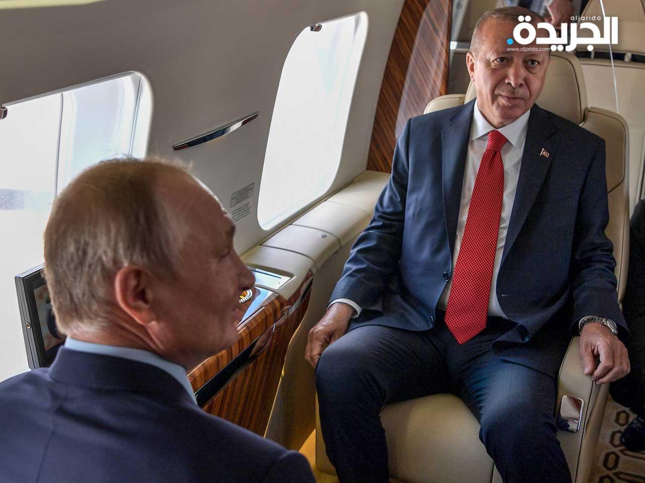  الرئيس الروسي فلاديمير بوتين ونظيره التركي رجب طيب أردوغان داخل طائرة جوية أثناء زيارتهما ليوم افتتاح معرض الدولي للطيران والفضاء في جوكوفسكي خارج موسكو
