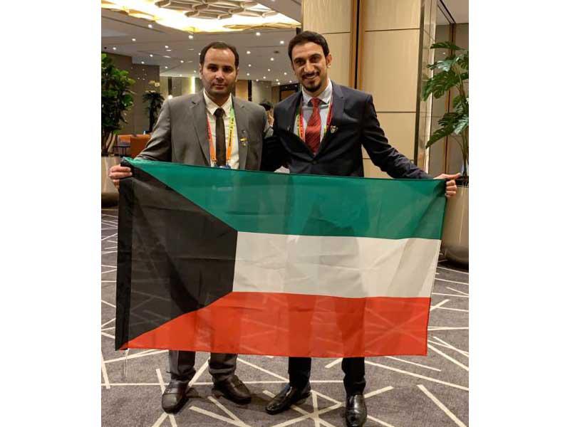 السهلي والزميل محمد الصالح وعلم الكويت عقب الفوز