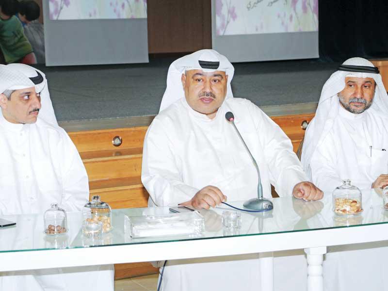 السلطان متوسطاً الظفيري والمراقب محمود عبدالرضا