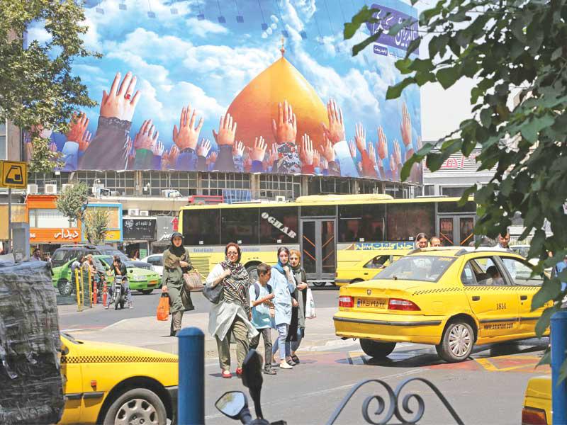 إيرانيون في ميدان ولي عصر في طهران أمس (أ ف ب)