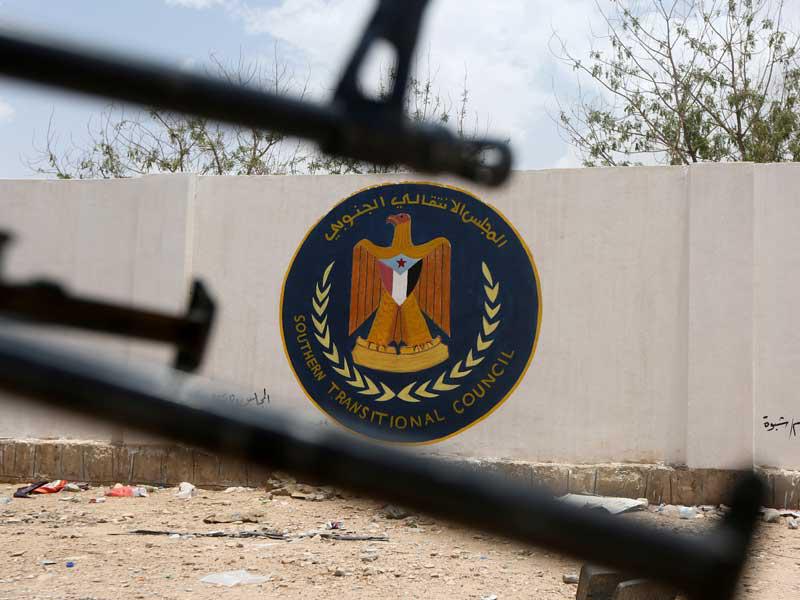 جنود الحكومة اليمنية في مقر المجلس الانتقالي الجنوبي الانفصالي في عتق ، اليمن