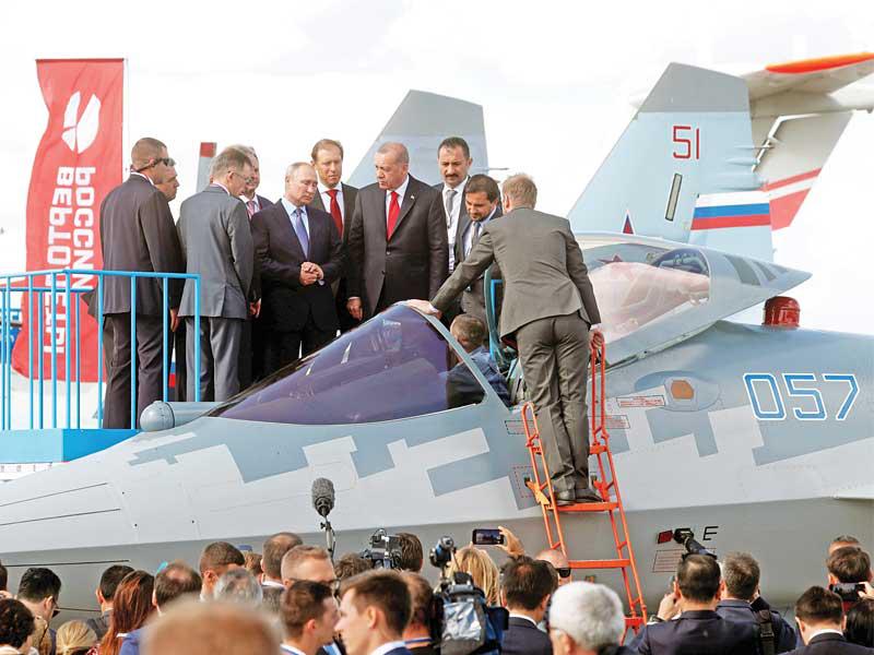 بوتين وإردوغان يتفقدان الجيل الخامس من المقاتلة Su-57 بمعرض الطيران والفضاء في جوكوفسكي خارج موسكو أمس (أ ف ب)