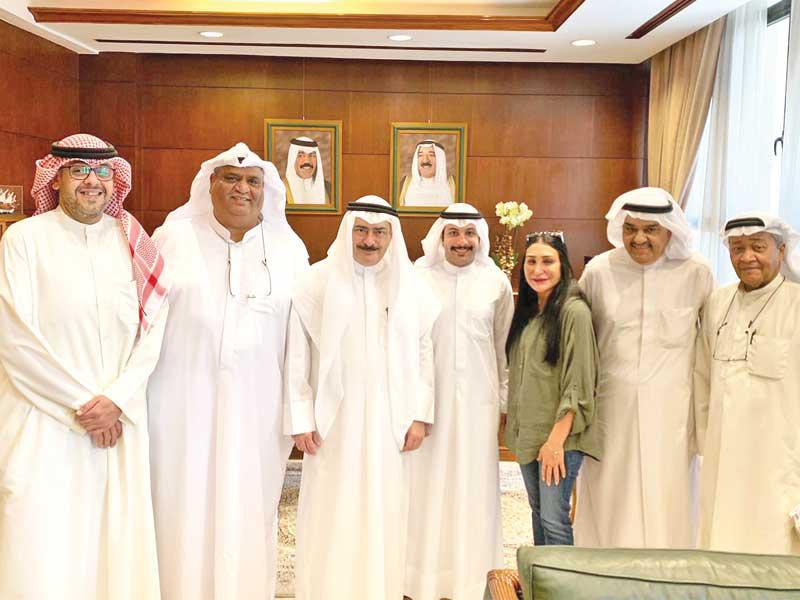 العبد الجليل متوسطاً مجلس إدارة فرقة مسرح الخليج 