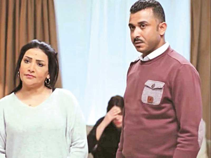 فؤاد حسني وبدرية طلبة في مشهد من «أنا عندي نص»