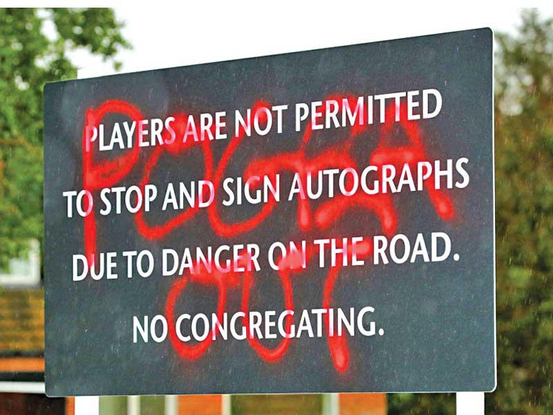 اللافتة التي كتب عليها «Pogba Out» (ارحل يا بوغبا)