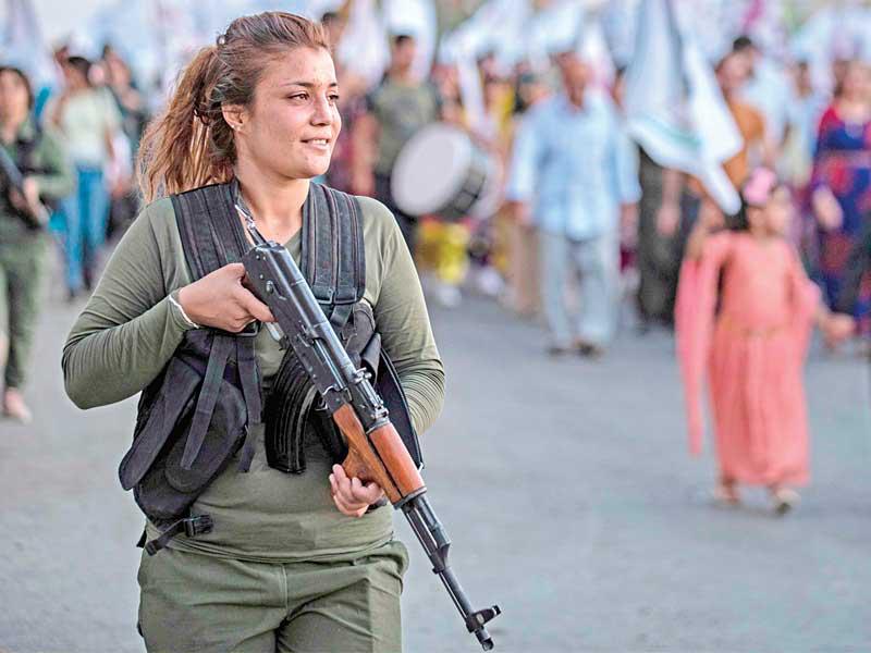 شرطية كردية تؤمن تظاهرة ضد الأتراك بالقامشلي أمس الأول (أ ف ب)