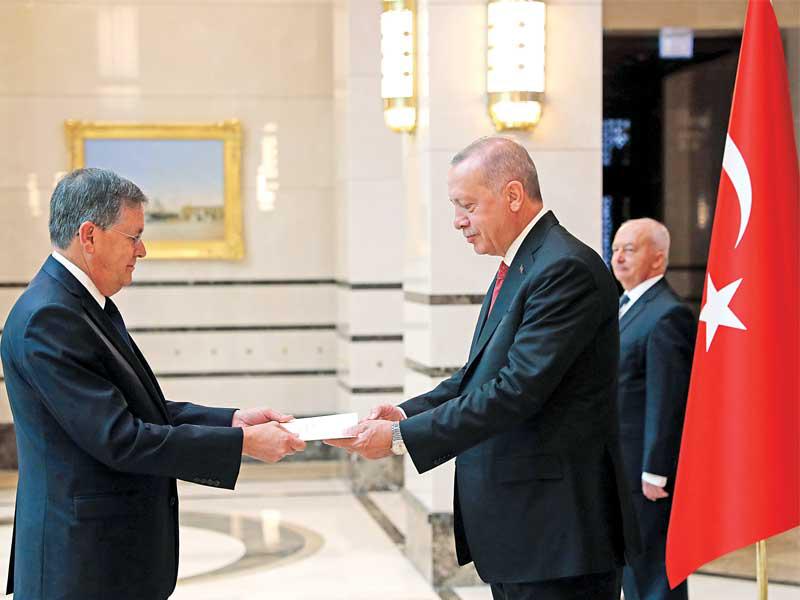 إردوغان يعتمد السفير الأميركي ديفيد ساترفيلد بأنقرة أمس (رويترز)