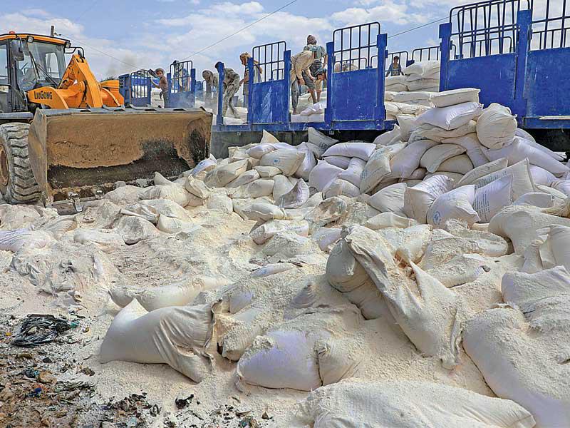 جماعة الحوثي تتخلص من مساعدات برنامج الأغذية بصنعاء أمس الأول (أ ف ب)