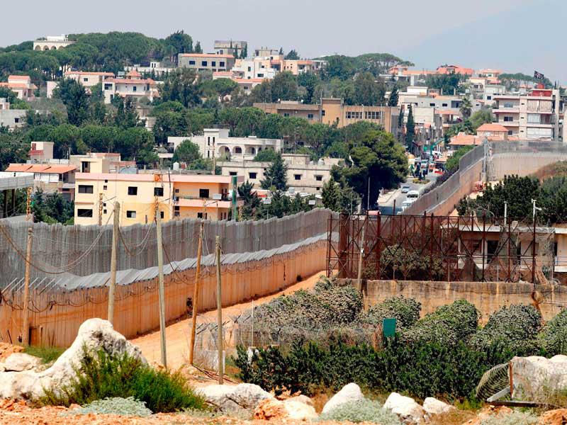 الحاجز الخرساني على طول الحدود مع لبنان وقرية كفر كيلا جنوب لبنان ، من بلدة المطلة شمال إسرائيل