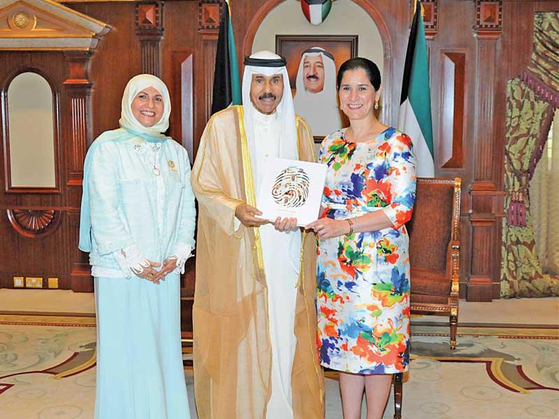 ولي العهد يتسلم الكتاب من انتصار العلي