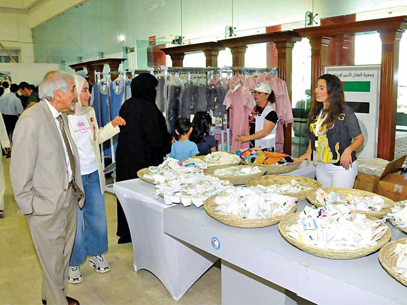 الساير أثناء توزيع المساعدات