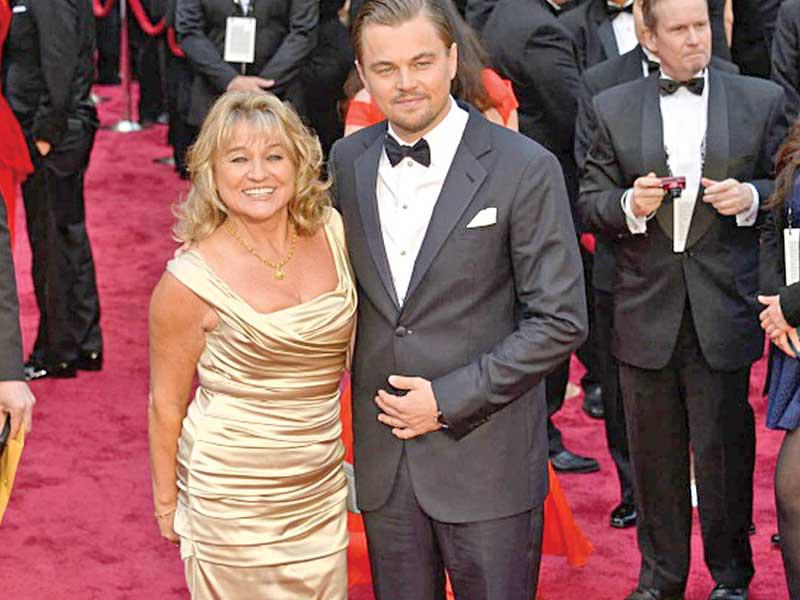 الممثل ​ليوناردو دي كابريو مع والدة 