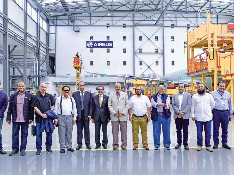 صورة جماعية في مصنع إيرباصt(كونا)