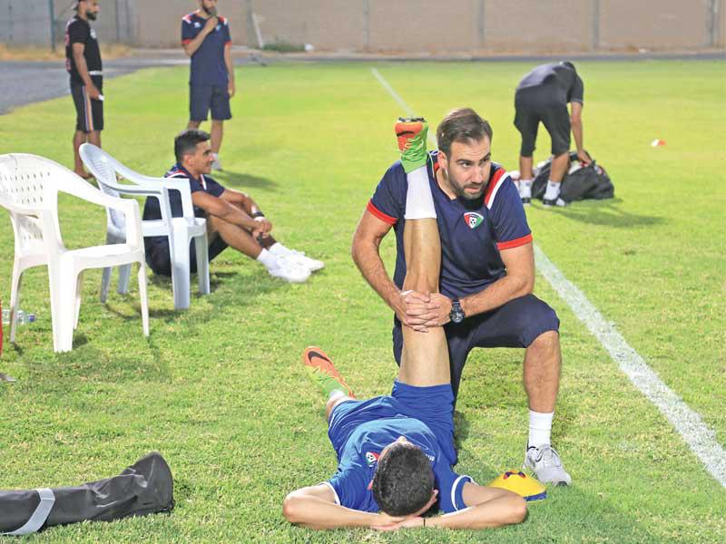 تهيئة أحد اللاعبين قبل الدخول للتدريب