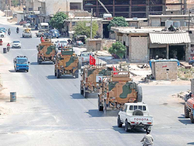 القوات التركية تمر عبر بلدة سراقب في إدلب أمس  (أ ف ب)