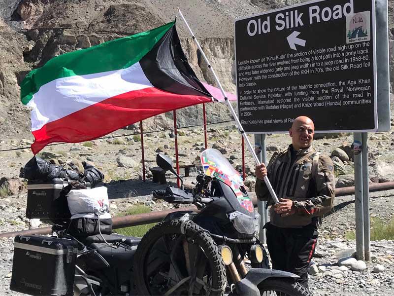 الرحالة البغلي رافعاً علم الكويت 