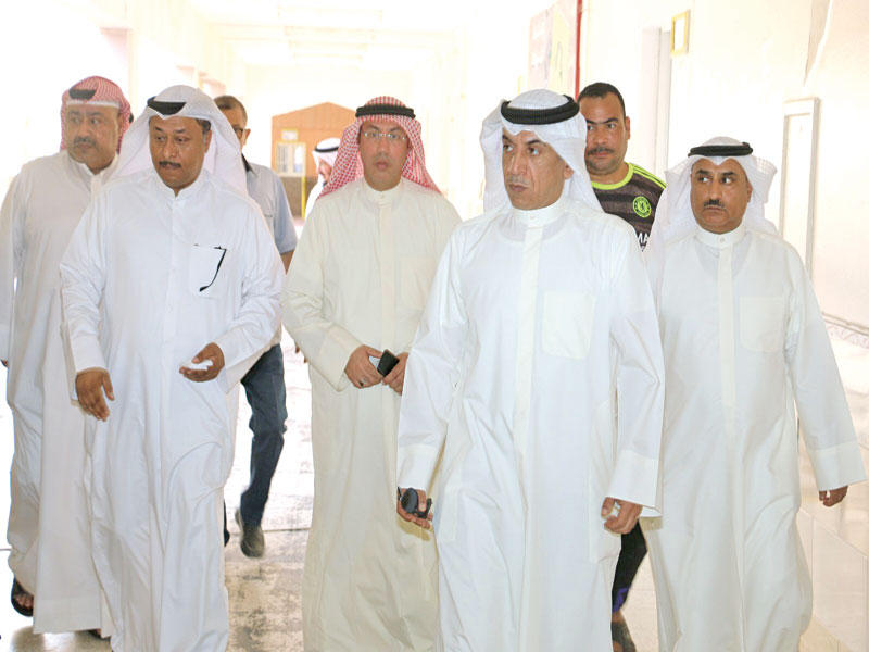 العازمي متفقداً استعدادات إحدى المدارس