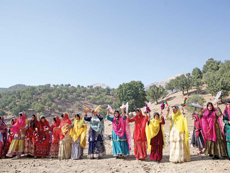 إيرانيات يرتدين الزيّ التقليدي خلال حفل زفاف بمدينة بازوفت في مقاطعة شهرمحال وبختياريt (رويترز)