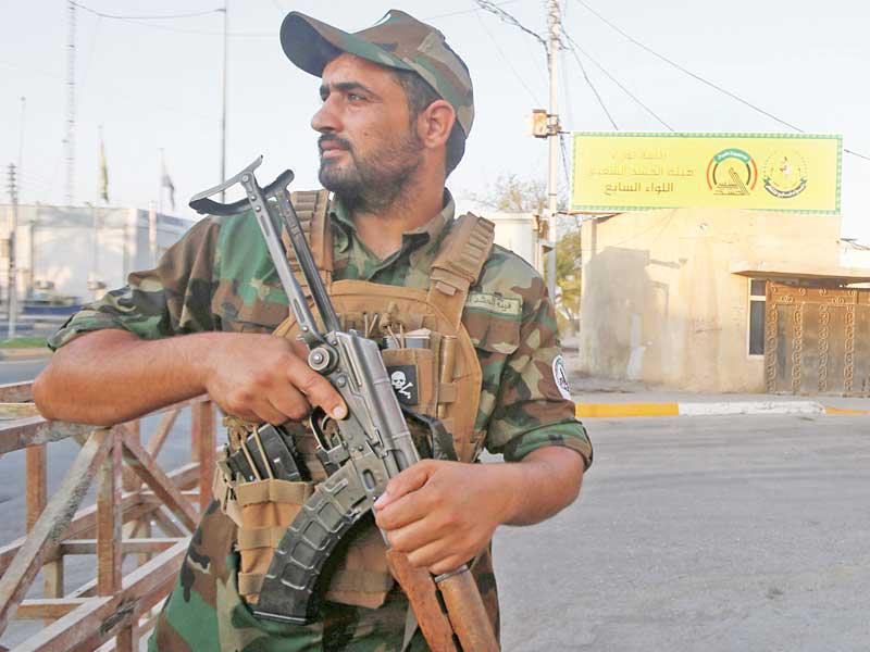 مقاتل من «الحشد الشعبي» في البصرة t(رويترز)