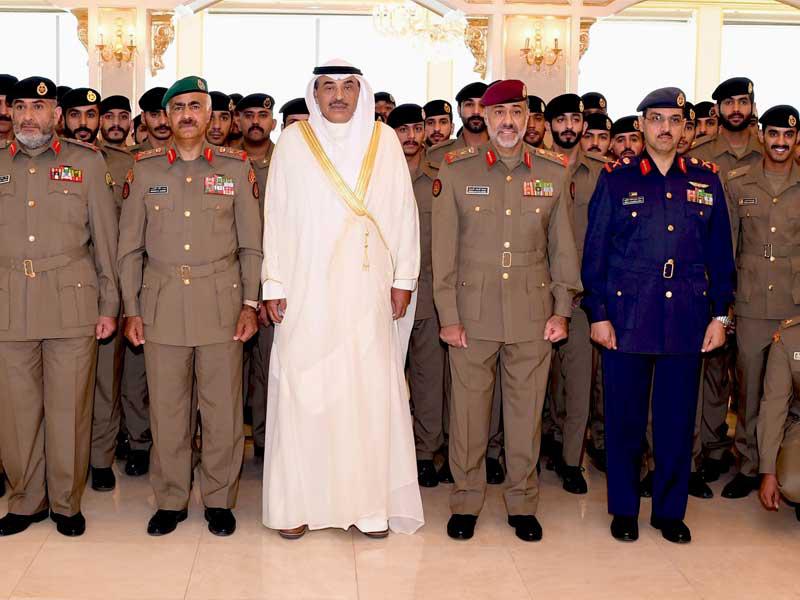 الخالد متوسطاً الضباط الجدد