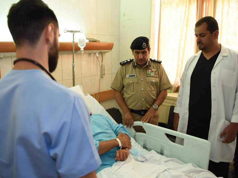 النهام خلال زيارة الضابط المصاب 