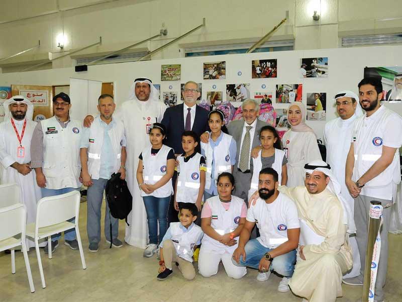 السفير الأميركي متوسطاً الساير ومسؤولي الهلال الأحمر أثناء الزيارة