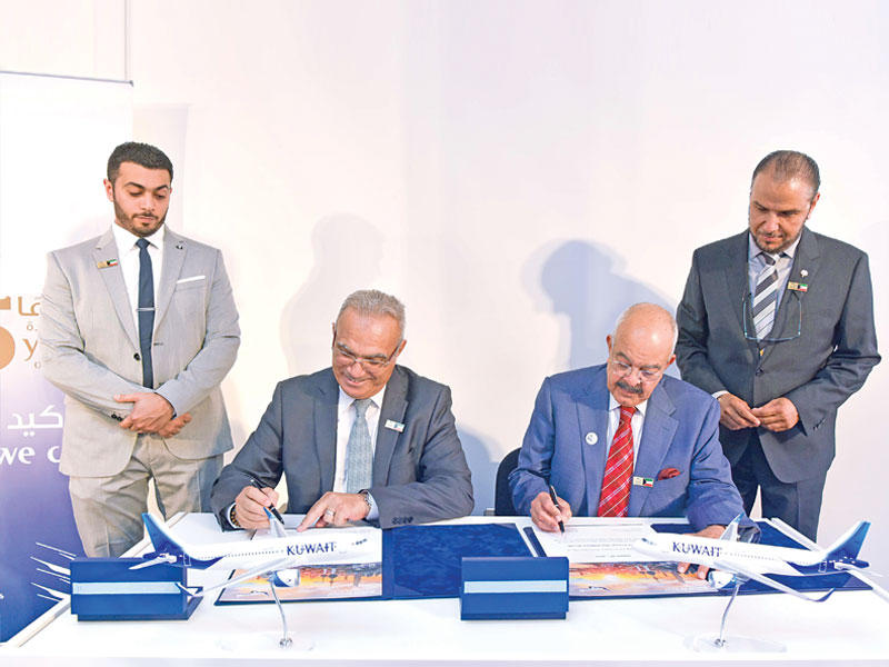 توقيع عقد تسلم الطائرة الجديدة ونقل ملكيتها إلى الخطوط الكويتية