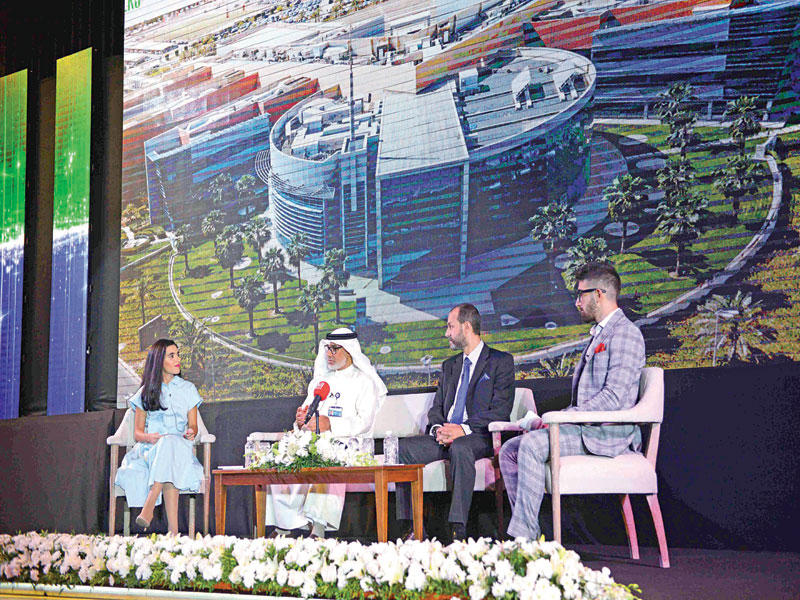 بوحمرا وبعض المسؤولين خلال اللقاء 