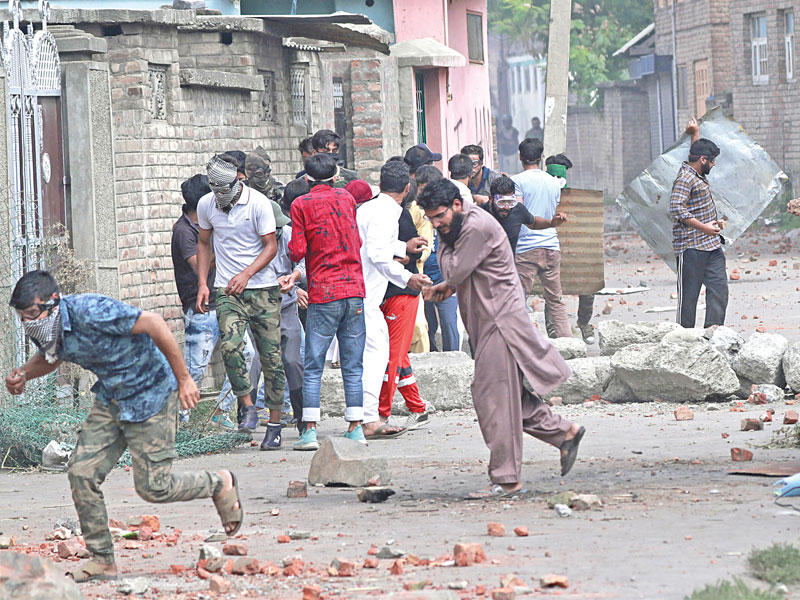 مواطنون في سريناغار خلال مواجهات عنيفة مع الشرطة الهندية أمس الأول  (رويترز)