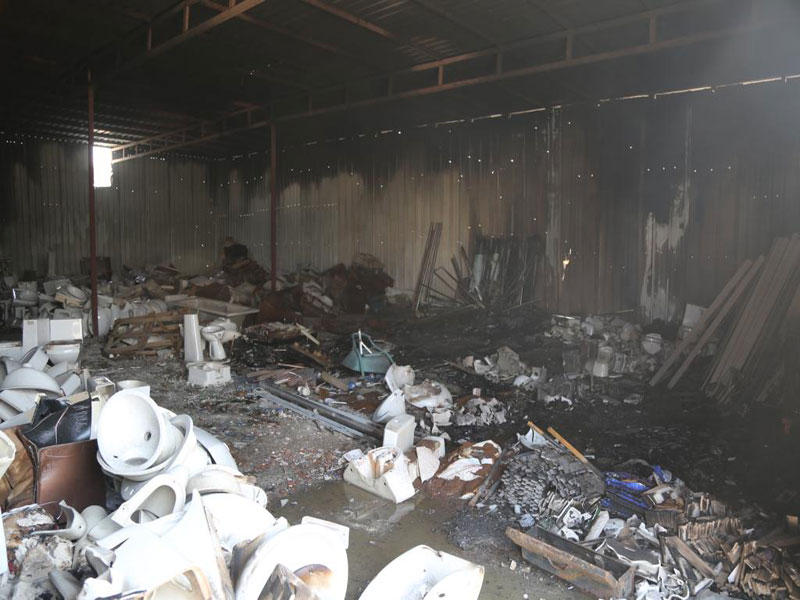 آثار الحريق في المخزن 
