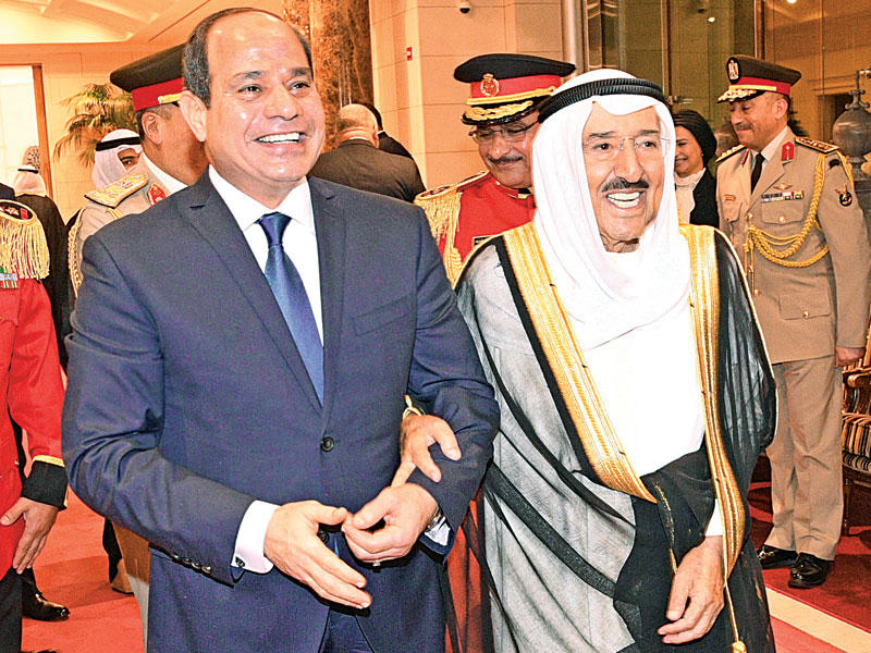 الأمير خلال استقباله الرئيس السيسي أمس