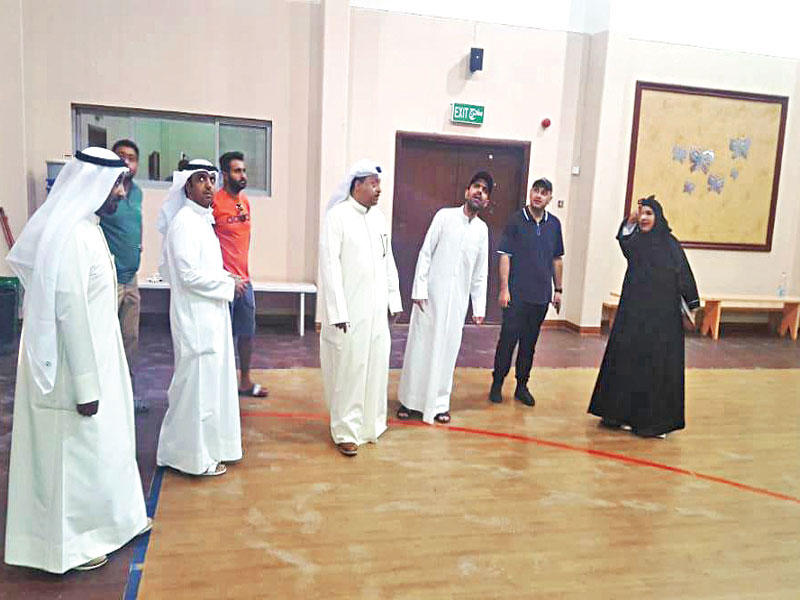 الياسين والديحاني خلال متابعتهما جاهزية إحدى المدارس