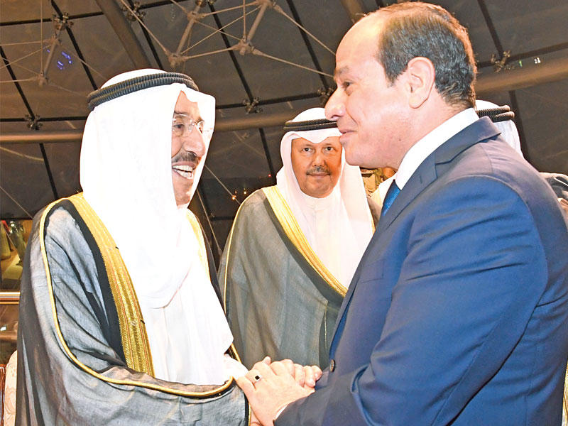 الأمير مستقبلاً السيسي لدى وصوله أمس