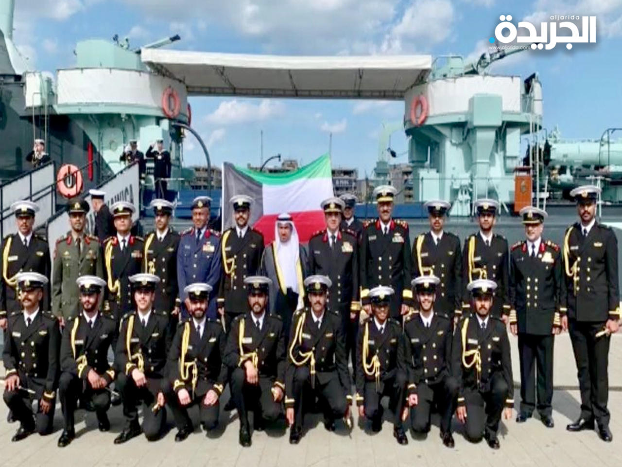 سفير الكويت لدى بولندا خالد الفضلي مع الضباط الخريجين