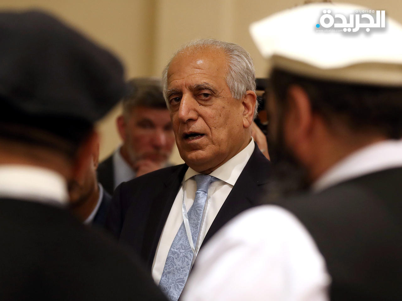 زلماي خليل زاد متوسطاً عناصر من طالبان