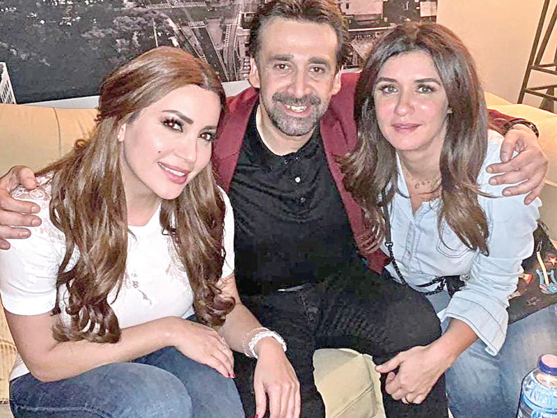 كريم عبد العزيز يتوسط غادة عادل ونسرين طافش