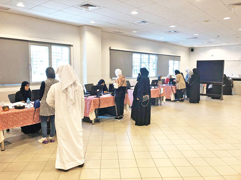 جانب من عمليات استكمال الجداول الدراسية في «التربية»