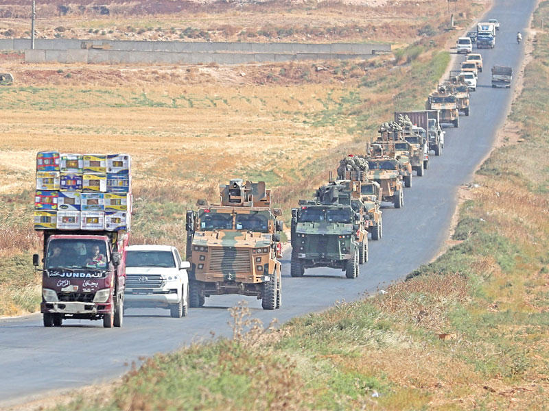 القافلة التركية تمر عبر كفر حلب باتجاه سراقب أمس     (أ ف ب)
