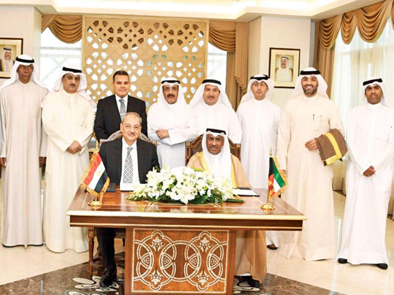 العسعوسي ونظيره المصري خلال توقيع المذكرة 