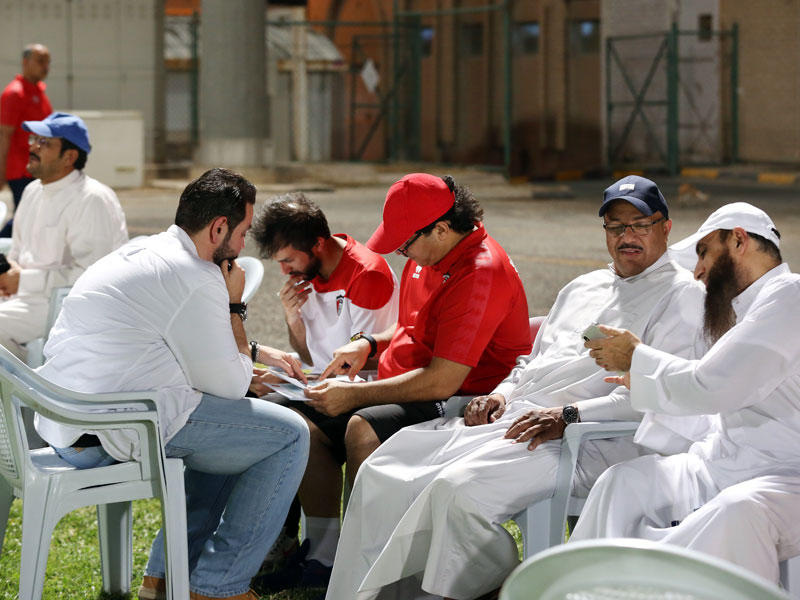 الشمري يتوسط أعضاء الجهاز الإداري في تدريب سابق