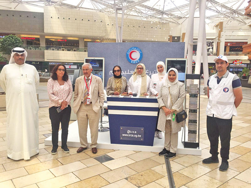 الساير ومسؤولو الجمعية خلال الحملة