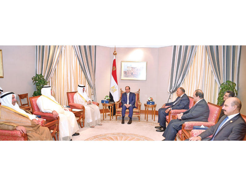 الرئيس المصري مستقبلاً رئيسي مجلسي الأمة والوزراء ووزيري الخارجية والداخلية